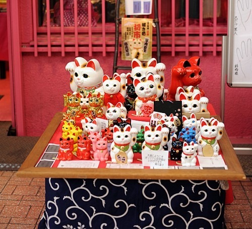 Maneki Neko the lucky beckoning sushi cat 2